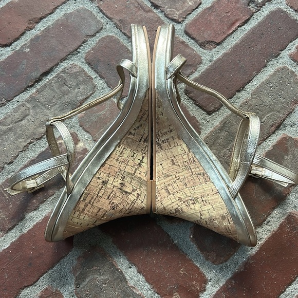 Lilly Pulitzer Gold Leather Metallic Wedge Sandals with Rhinestones Size 10 - Picture 6 of 9